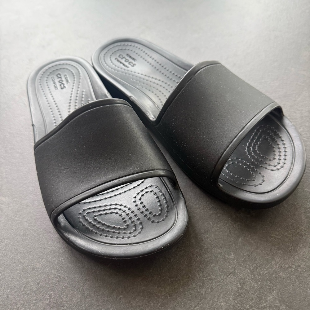 Crocs women’s Kadee slide. Black, size 10